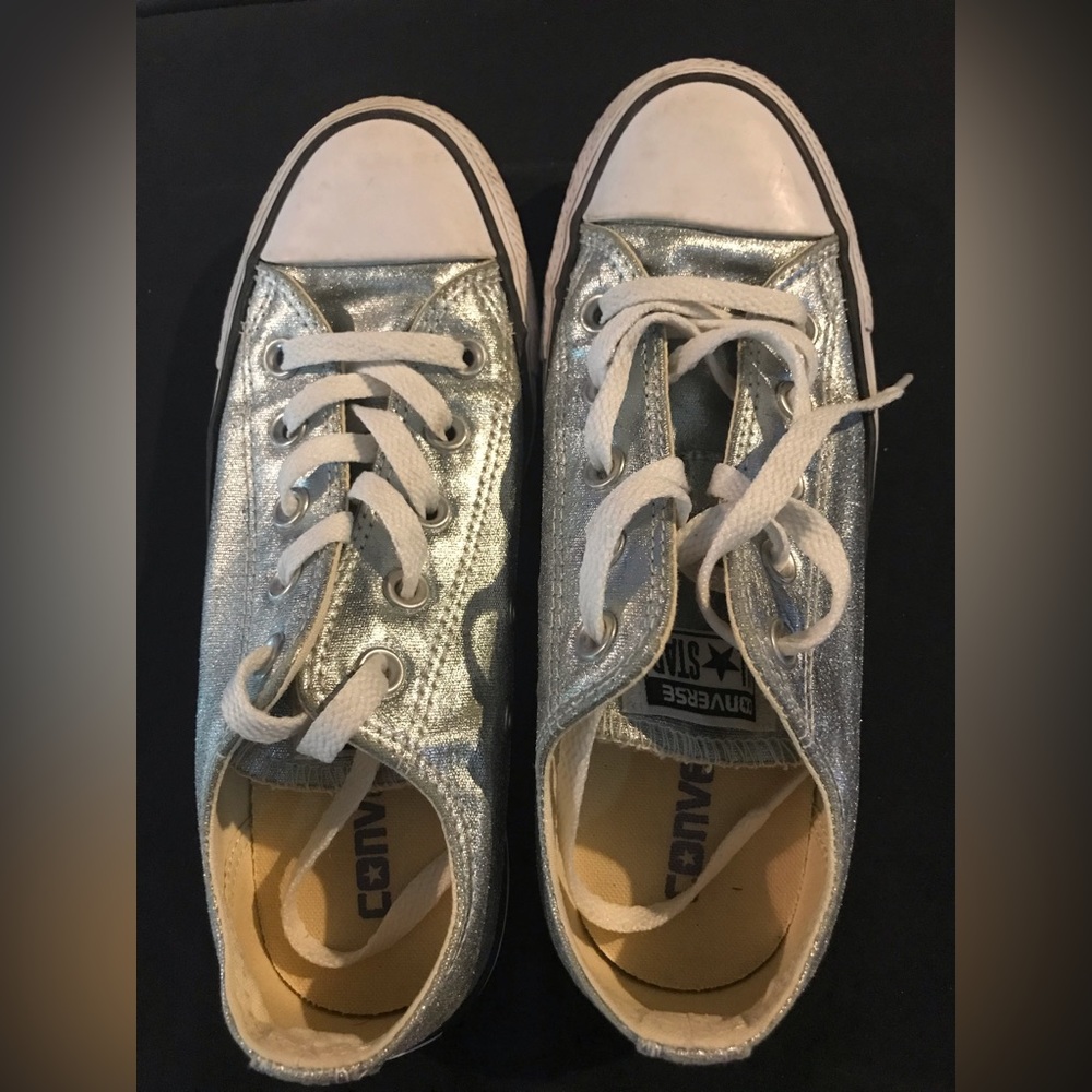 Shiny silver/blue/green converse low tops